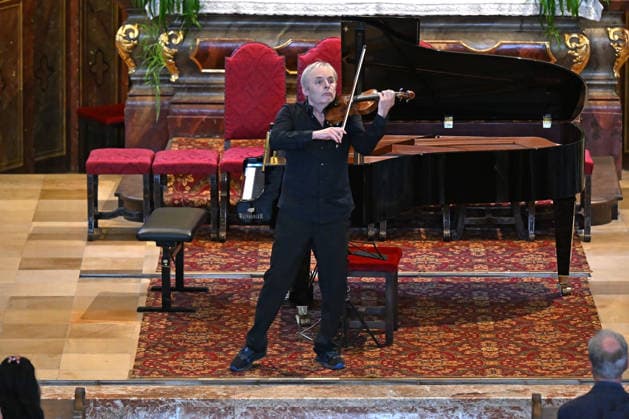 Sound of Sommerfrische concert featuring world-class musicians at the Traunkirchen parish church, as part of the Salzkammergut Festival in Gmunden, photographed on September 5, 2026. The photo shows violinist Roland Greutter performing as a soloist in front of the altar of the parish church in 2026. Sound of Sommerfrische concer