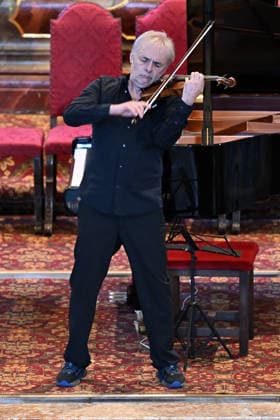 Sound of Sommerfrische concert featuring world-class musicians at the Traunkirchen parish church, as part of the Salzkammergut Festival in Gmunden, photographed on September 5, 2026. The photo shows violinist Roland Greutter performing as a soloist in front of the altar of the parish church in 2026. Sound of Sommerfrische concer