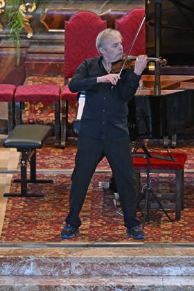 Sound of Sommerfrische concert featuring world-class musicians at the Traunkirchen parish church, as part of the Salzkammergut Festival in Gmunden, photographed on September 5, 2026. The photo shows violinist Roland Greutter performing as a soloist in front of the altar of the parish church in 2026. Sound of Sommerfrische concer