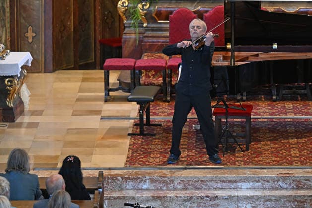 Sound of Sommerfrische concert featuring world-class musicians at the Traunkirchen parish church, as part of the Salzkammergut Festival in Gmunden, photographed on September 5, 2026. The photo shows violinist Roland Greutter performing as a soloist in front of the altar of the parish church in 2026. Sound of Sommerfrische concer
