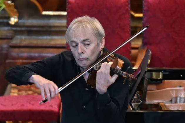 Sound of Sommerfrische concert featuring world-class musicians at the Traunkirchen parish church, as part of the Salzkammergut Festival in Gmunden, photographed on September 5, 2026. The photo shows violinist Roland Greutter performing as a soloist in front of the altar of the parish church in 2026. Sound of Sommerfrische concer