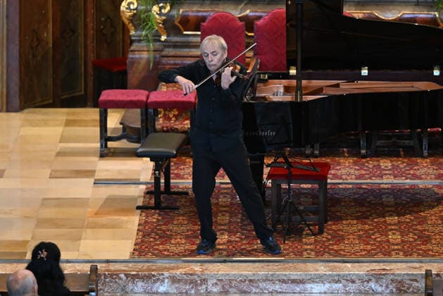 Sound of Sommerfrische concert featuring world-class musicians at the Traunkirchen parish church, as part of the Salzkammergut Festival in Gmunden, photographed on September 5, 2026. The photo shows violinist Roland Greutter performing as a soloist in front of the altar of the parish church in 2026. Sound of Sommerfrische concer
