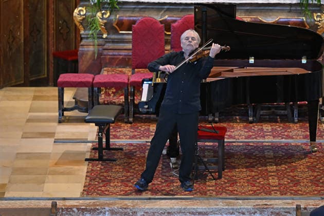 Sound of Sommerfrische concert featuring world-class musicians at the Traunkirchen parish church, as part of the Salzkammergut Festwochen Gmunden, photographed on September 5, 2026. The photo shows violinist Roland Greutter performing as a soloist in front of the altar of the parish church in 2026. Sound of Sommerfrische concert