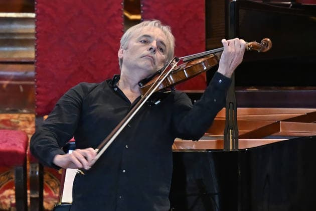 Sound of Sommerfrische concert featuring world-class musicians at the Traunkirchen parish church, as part of the Salzkammergut Festwochen Gmunden, photographed on September 5, 2026. The photo shows violinist Roland Greutter performing as a soloist in front of the altar of the parish church in 2026. Sound of Sommerfrische concert