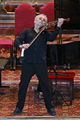 Sound of Sommerfrische concert featuring world-class musicians at the Traunkirchen parish church, as part of the Salzkammergut Festwochen Gmunden, photographed on September 5, 2026. The photo shows violinist Roland Greutter performing as a soloist in front of the altar of the parish church in 2026. Sound of Sommerfrische concert