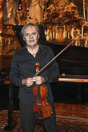 Sound of Sommerfrische concert featuring world-class musicians at the Traunkirchen parish church, as part of the Salzkammergut Festival in Gmunden, photographed on September 5, 2026. The photo shows violinist Roland Greutter performing as a soloist in front of the altar of the parish church in 2026. Sound of Sommerfrische concer
