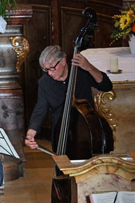 Sound of Sommerfrische concert featuring world-class musicians at the Traunkirchen parish church, as part of the Salzkammergut Festwochen Gmunden, photographed on 09 05 26. The photo shows double bassist Jurek Dybai at the 2026 Sound of Sommerfrische concert featuring world-class musicians at the local parish church in Traunkirchen, as part of the Salzkammergut Festival