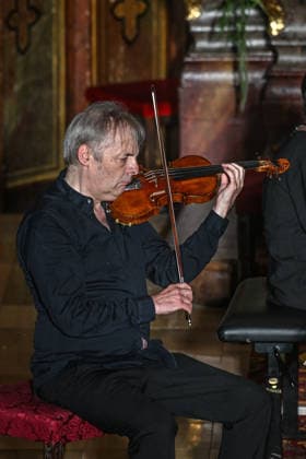 Sound of Sommerfrische concert featuring world-class musicians at the Traunkirchen parish church, as part of the Salzkammergut Festwochen Gmunden, photographed on 09 05 26. The photo shows violinist Roland Greutter performing as a soloist in front of the altar of the parish church in 2026. Sound of Sommerfrische concert featurin