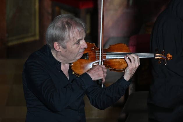 Sound of Sommerfrische concert featuring world-class musicians at the Traunkirchen parish church, as part of the Salzkammergut Festwochen Gmunden, photographed on 09 05 26. The photo shows violinist Roland Greutter performing as a soloist in front of the altar of the parish church in 2026. Sound of Sommerfrische concert featurin