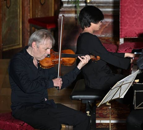 Sound of Sommerfrische concert featuring world-class musicians at the Traunkirchen parish church, as part of the Salzkammergut Festival in Gmunden, photographed on September 5, 2026. The photo shows violinist Roland Greutter and pianist Magdalene Ho as soloists in front of the altar of the parish chu