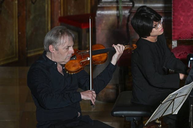 Sound of Sommerfrische concert featuring world-class musicians at the Traunkirchen parish church, as part of the Salzkammergut Festival in Gmunden, photographed on September 5, 2026. The photo shows violinist Roland Greutter and pianist Magdalene Ho as soloists in front of the altar of the parish chu