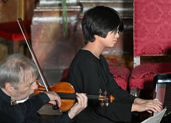 Sound of Sommerfrische concert featuring world-class musicians at the Traunkirchen parish church, as part of the Salzkammergut Festival in Gmunden, photographed on September 5, 2026. The photo shows violinist Roland Greutter and pianist Magdalene Ho as soloists in front of the altar of the parish chu