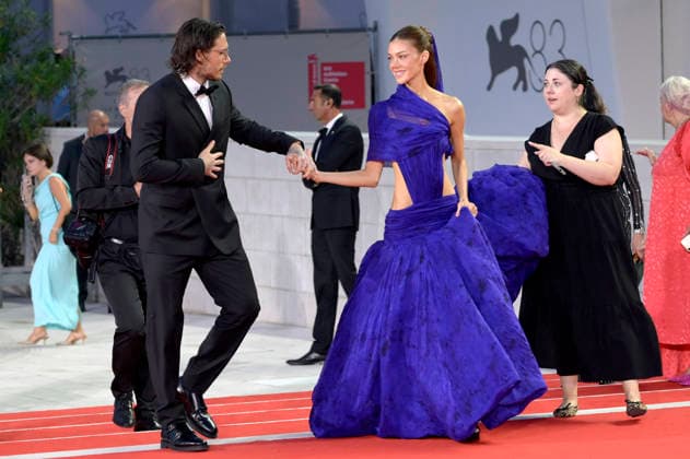 Brooklyn Beckham with his wife Nicola Peltz at the premiere of the film *Succederà questa notte* at the 2023 Venice Biennale—the 83rd Venice International Film Festival—at the Palazzo del Cinema in Venice, September 5, 2026 Foto:xA.xM.xTinghinox xFuturexImagex notte_6964
