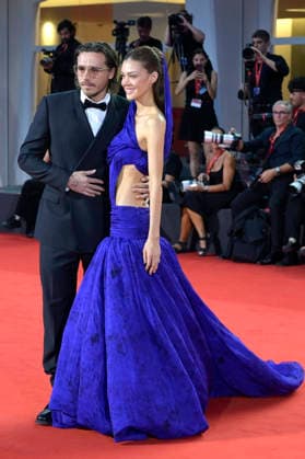 Brooklyn Beckham with his wife Nicola Peltz at the premiere of the film *Succederà questa notte* at the 2023 Venice Biennale—the 83rd Venice International Film Festival—at the Palazzo del Cinema in Venice, September 5, 2026 Foto:xA.xM.xTinghinox xFuturexImagex notte_6970