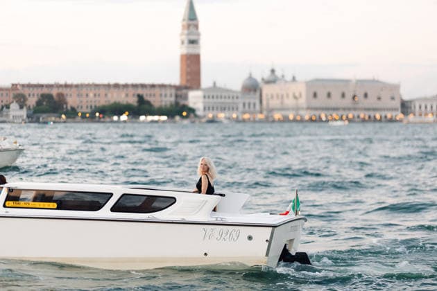Pamela Anderson, dressed head-to-toe in a black Miu Miu dress, steps out to board a boat bound for the Miu Miu Les histoires de femmes soirée during the 83rd Venice International Film Festival (Mostra), in Venice, France, September 6, 2026 Tiziano Da Silva Bestimage Pamela Anderson, dressed head-to-toe in a black Miu Miu gown, steps out to board a boat to attend the Miu Miu Les histoires de femmes soirée during the 83rd Venice International Film Festival (Mostra), in Venice, France, on September 6, 2026 Venice, Italy Copyright: xTizianoxDaxSilvax xBestimagexTizianoxDaxSilvax xBestimagex