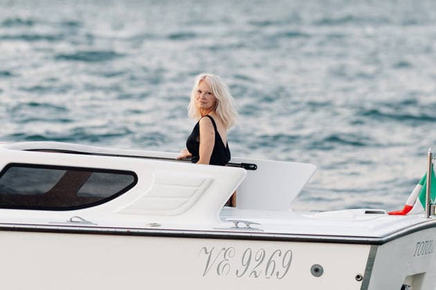 Pamela Anderson, dressed head-to-toe in a black Miu Miu dress, steps out to board a boat bound for the Miu Miu Les histoires de femmes soirée during the 83rd Venice International Film Festival (Mostra), in Venice, France, September 6, 2026 Tiziano Da Silva Bestimage Pamela Anderson, dressed head-to-toe in a black Miu Miu gown, steps out to board a boat to attend the Miu Miu Les histoires de femmes soirée during the 83rd Venice International Film Festival (Mostra), in Venice, France, on September 6, 2026 Venice, Italy Copyright: xTizianoxDaxSilvax xBestimagexTizianoxDaxSilvax xBestimagex