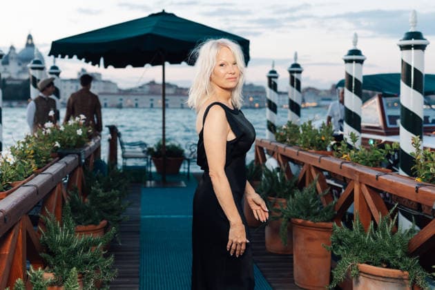 Pamela Anderson, dressed head-to-toe in a black Miu Miu dress, steps out to board a boat bound for the Miu Miu Les histoires de femmes soirée during the 83rd Venice International Film Festival (Mostra), in Venice, France, September 6, 2026 Tiziano Da Silva Bestimage Pamela Anderson, dressed head-to-toe in a black Miu Miu gown, steps out to board a boat to attend the Miu Miu Les histoires de femmes soirée during the 83rd Venice International Film Festival (Mostra), in Venice, France, on September 6, 2026 Venice, Italy Copyright: xTizianoxDaxSilvax xBestimagexTizianoxDaxSilvax xBestimagex