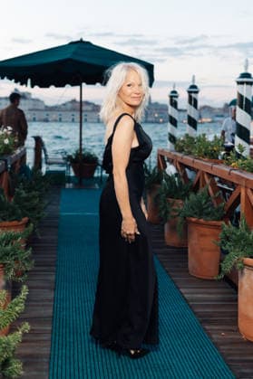 Pamela Anderson, dressed head-to-toe in a black Miu Miu dress, steps out to board a boat bound for the Miu Miu Les histoires de femmes soirée during the 83rd Venice International Film Festival (Mostra), in Venice, France, September 6, 2026 Tiziano Da Silva Bestimage Pamela Anderson, dressed head-to-toe in a black Miu Miu gown, steps out to board a boat to attend the Miu Miu Les histoires de femmes soirée during the 83rd Venice International Film Festival (Mostra), in Venice, France, on September 6, 2026 Venice, Italy Copyright: xTizianoxDaxSilvax xBestimagexTizianoxDaxSilvax xBestimagex