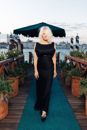 Pamela Anderson, dressed head-to-toe in a black Miu Miu dress, steps out to board a boat bound for the Miu Miu Les histoires de femmes soirée during the 83rd Venice International Film Festival (Mostra), in Venice, France, September 6, 2026 Tiziano Da Silva Bestimage Pamela Anderson, dressed head-to-toe in a black Miu Miu gown, steps out to board a boat to attend the Miu Miu Les histoires de femmes soirée during the 83rd Venice International Film Festival (Mostra), in Venice, France, on September 6, 2026 Venice, Italy Copyright: xTizianoxDaxSilvax xBestimagexTizianoxDaxSilvax xBestimagex