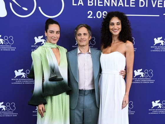 IPA88185745 - Venice, 83rd Venice International Film Festival 2026 - Day 5 - Hombre Al Agua photocall - Pictured: Esmeralda Pimentel, Gael Garcia Bernal, and DÃ bora Nascimento  Copyright: xAlbertoxTerenghix xPoolxPhotoxEventsx08x 88185745