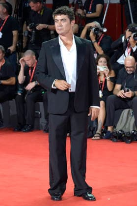 Riccardo Scamarcio at the premiere of the documentary *Oasis: Don t Look Back in Anger* at the 2023 Venice Biennale—the 83rd Venice International Film Festival—at the Palazzo del Cinema in Venice, September 5, 2026 Foto:xA.xM.xTinghinox xFuturexImagex oasis_6532