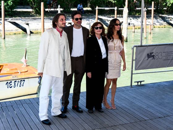 IPA88190958 - Venice, 83rd Venice International Film Festival 2026 Day 5 Photocall for the film The Echo Chamber. Pictured: Luca Marinelli, Andrea Pallaoro, Susan Sarandon, Alicia Vikander  Copyright: xAlbertoxTerenghix xPoolxPhotoxEventsx08x 88190958