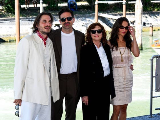 IPA88190979 - Venice, 83rd Venice International Film Festival 2026 - Day 5 - Photocall for the film The Echo Chamber. Pictured: Luca Marinelli, Andrea Pallaoro, Susan Sarandon, Alicia Vikander  Copyright: xAlbertoxTerenghix xPoolxPhotoxEventsx08x 88190979