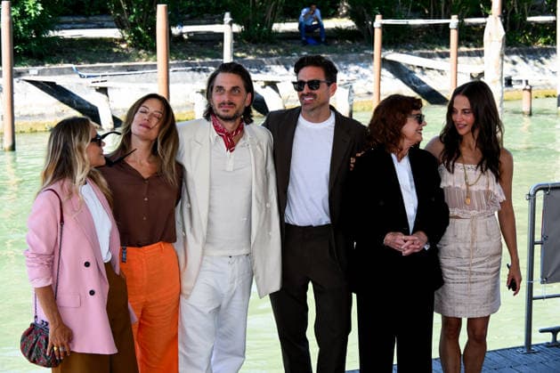 IPA88190998 - Venice, 83rd Venice International Film Festival 2026 - Day 5 - Photocall for the film The Echo Chamber. Pictured: Luca Marinelli, Andrea Pallaoro, Susan Sarandon, Alicia Vikander  Copyright: xAlbertoxTerenghix xPoolxPhotoxEventsx08x 88190998