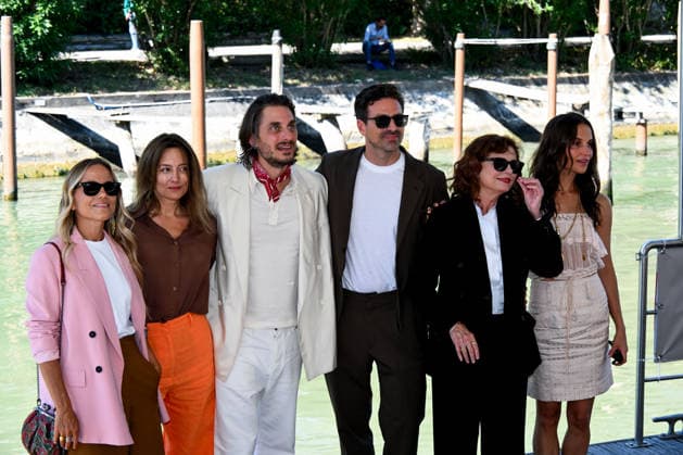 IPA88191005 - Venice, 83rd Venice International Film Festival 2026 Day 5 Photocall for the film The Echo Chamber. Pictured: Luca Marinelli, Andrea Pallaoro, Susan Sarandon, Alicia Vikander  Copyright: xAlbertoxTerenghix xPoolxPhotoxEventsx08x 88191005