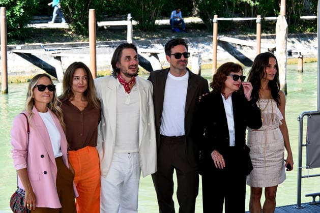IPA88191009 - Venice, 83rd Venice International Film Festival 2026 Day 5 Photocall for the film The Echo Chamber. Pictured: Luca Marinelli, Andrea Pallaoro, Susan Sarandon, Alicia Vikander  Copyright: xAlbertoxTerenghix xPoolxPhotoxEventsx08x 88191009