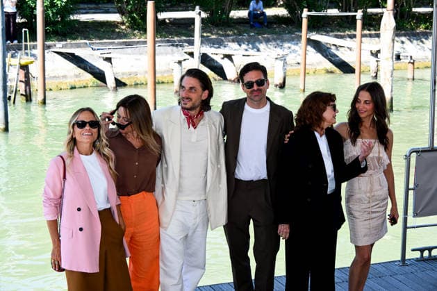 IPA88191013 - Venice, 83rd Venice International Film Festival 2026 - Day 5 - Photocall for the film The Echo Chamber. Pictured: Luca Marinelli, Andrea Pallaoro, Susan Sarandon, Alicia Vikander  Copyright: xAlbertoxTerenghix xPoolxPhotoxEventsx08x 88191013