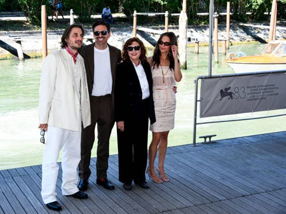 IPA88190982 - Venice, 83rd Venice International Film Festival 2026 Day 5 Photocall for the film The Echo Chamber. Pictured: Luca Marinelli, Andrea Pallaoro, Susan Sarandon, Alicia Vikander  Copyright: xAlbertoxTerenghix xPoolxPhotoxEventsx08x 88190982