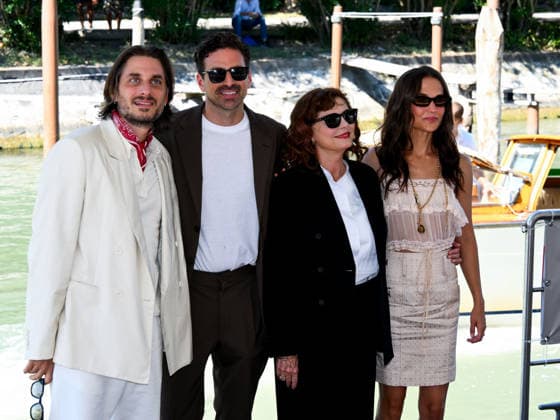IPA88190970 - Venice, 83rd Venice International Film Festival 2026 - Day 5 - Photocall for the film The Echo Chamber. Pictured: Luca Marinelli, Andrea Pallaoro, Susan Sarandon, Alicia Vikander  Copyright: xAlbertoxTerenghix xPoolxPhotoxEventsx08x 88190970