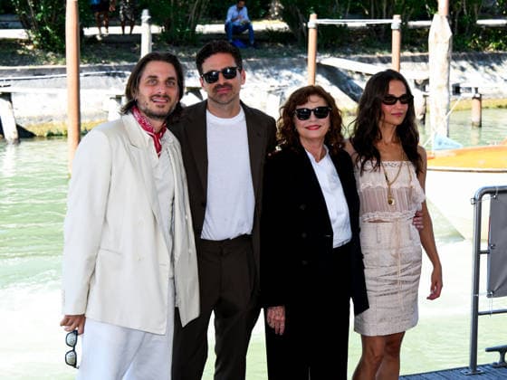 IPA88190973 - Venice, 83rd Venice International Film Festival 2026 - Day 5 - Photocall for the film The Echo Chamber. Pictured: Luca Marinelli, Andrea Pallaoro, Susan Sarandon, Alicia Vikander  Copyright: xAlbertoxTerenghix xPoolxPhotoxEventsx08x 88190973