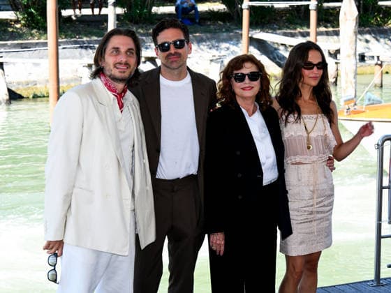 IPA88190976 - Venice, 83rd Venice International Film Festival 2026 - Day 5 - Photocall for the film The Echo Chamber. Pictured: Luca Marinelli, Andrea Pallaoro, Susan Sarandon, Alicia Vikander  Copyright: xAlbertoxTerenghix xPoolxPhotoxEventsx08x 88190976