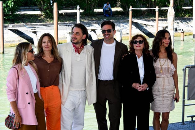 IPA88191001 - Venice, 83rd Venice International Film Festival 2026 - Day 5 - Photocall for the film The Echo Chamber. Pictured: Luca Marinelli, Andrea Pallaoro, Susan Sarandon, Alicia Vikander  Copyright: xAlbertoxTerenghix xPoolxPhotoxEventsx08x 88191001