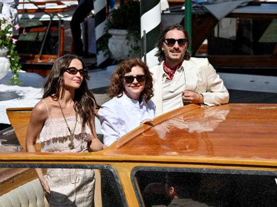 IPA88191016 - Venice, 83rd Venice International Film Festival 2026 - Day 5 - Arrivals at the Excelsior Hotel™s pier - Pictured: Alicia Vikander, Luca Marinelli, Susan Sarandon  Copyright: xSimonexComix xPoolxPhotoxEventsx08x 88191016