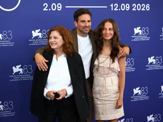September 6, 2026, Venice Lido, Veneto, Italy: SUSAN SARANDON, director ANDREA PALLAORO and ALICIA VIKANDER during The Echo Chamber photocall at the 83rd Venice Film Festival at Sala Grande in Venice Lido, Italy Venice Lido Italy  - ZUMAc179 20260906_zep_c179_010 Copyright: xMickaelxChavetx