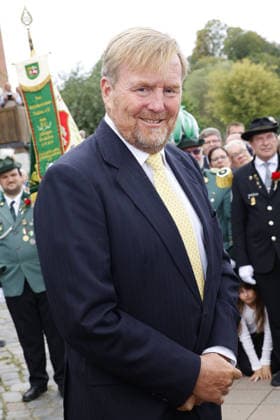 Koenig Willem-Alexander von den Niederlanden beim Besuch in der Geburtsstadt von seinem verstorbenen Vater Claus von Amsberg im niedersächssischen Htzacker am 6.09.2026 in Deutschland. Im Rahmen des Besuches stand eine Stadbesichtigung, Eintrag in das Goldene Buch und eine Königslinde Baumpflanzung in der Kleinstadt bei Hamburg auf dem Programm King Willem-Alexander of the Netherlands during the visit to Hitzacker, Lower Saxony- the birthplace of his deceased father Prince Claus von Amsberg- on September 6, 2026 in Germany. His visit to the small town near Hamburg included a sightseeing tour, an entry in the Golden Book and the planting of a Royal Lime tree. Beatrix von den Niederlanden und ihre Soehne Koenig Willem-Alexander u
