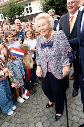 Prinzessin Beatrix von den den Niederlanden bei ihrem Besuch in der Geburtsstadt ihres verstorbenen Ehemannes Claus von Amsberg im niedersächssischen Htzacker am 6.09.2026 in Deutschland. Im Rahmen ihres Besuches stand eine Stadbesichtigung, Eintrag in das Goldene Buch und eine Königslinde Baumpflanzung in der Kleinstadt bei Hamburg auf dem Programm. Princess Beatrix of the Netherlands during her visit to Hitzacker, Lower Saxony- the birthplace of her late husband Claus von Amsberg- on September 6, 2026 in Germany. Her visit to the small town near Hamburg included a sightseeing tour, an entry in the Golden Book and the planting of a Royal Lime tree. Beatrix von den Niederlanden und ihre Soehne Koenig Willem-Alexander und Prinz Co