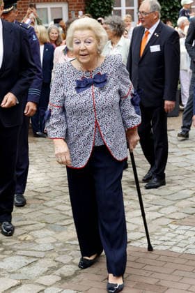 Prinzessin Beatrix von den den Niederlanden bei ihrem Besuch in der Geburtsstadt ihres verstorbenen Ehemannes Claus von Amsberg im niedersächssischen Htzacker am 6.09.2026 in Deutschland. Im Rahmen ihres Besuches stand eine Stadbesichtigung, Eintrag in das Goldene Buch und eine Königslinde Baumpflanzung in der Kleinstadt bei Hamburg auf dem Programm. Princess Beatrix of the Netherlands during her visit to Hitzacker, Lower Saxony- the birthplace of her late husband Claus von Amsberg- on September 6, 2026 in Germany. Her visit to the small town near Hamburg included a sightseeing tour, an entry in the Golden Book and the planting of a Royal Lime tree. Beatrix von den Niederlanden und ihre Soehne Koenig Willem-Alexander und Prinz Co