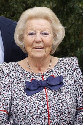 Prinzessin Beatrix von den den Niederlanden bei ihrem Besuch in der Geburtsstadt ihres verstorbenen Ehemannes Claus von Amsberg im niedersächssischen Htzacker am 6.09.2026 in Deutschland. Im Rahmen ihres Besuches stand eine Stadbesichtigung, Eintrag in das Goldene Buch und eine Königslinde Baumpflanzung in der Kleinstadt bei Hamburg auf dem Programm. Princess Beatrix of the Netherlands during her visit to Hitzacker, Lower Saxony- the birthplace of her late husband Claus von Amsberg- on September 6, 2026 in Germany. Her visit to the small town near Hamburg included a sightseeing tour, an entry in the Golden Book and the planting of a Royal Lime tree. Beatrix von den Niederlanden und ihre Soehne Koenig Willem-Alexander und Prinz Co