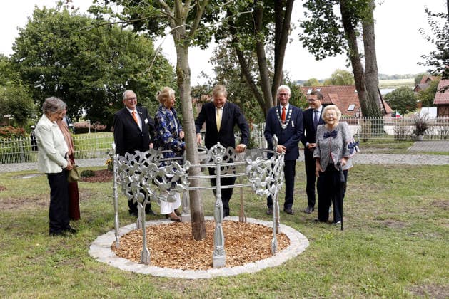 Prinzessin Beatrix von den den Niederlanden und ihre Soehne Koenig Willem-Alexander und Prinz Constantijn bei ihrem Besuch in der Geburtsstadt von Claus von Amsberg im niedersächssischen Htzacker am 6.09.2026 in Deutschland. Im Rahmen ihres Besuches stand eine Stadbesichtigung, Eintrag in das Goldene Buch und eine Königslinde Baumpflanzung in der Kleinstadt bei Hamburg auf dem Programm. Princess Beatrix of the Netherlands and her sons King Willem-Alexander and Prince Constantijn during their visit to Hitzacker, Lower Saxony- the birthplace of Prince Claus von Amsberg- on September 6, 2026 in Germany. Their visit to the small town near Hamburg included a sightseeing tour, an entry in the Golden Book and the planting of a Royal Li