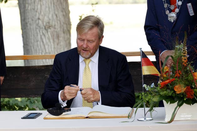 Koenig Willem-Alexander von den Niederlanden beim Besuch in der Geburtsstadt von seinem verstorbenen Vater Claus von Amsberg im niedersächssischen Htzacker am 6.09.2026 in Deutschland. Im Rahmen des Besuches stand eine Stadbesichtigung, Eintrag in das Goldene Buch und eine Königslinde Baumpflanzung in der Kleinstadt bei Hamburg auf dem Programm King Willem-Alexander of the Netherlands during the visit to Hitzacker, Lower Saxony- the birthplace of his deceased father Prince Claus von Amsberg- on September 6, 2026 in Germany. His visit to the small town near Hamburg included a sightseeing tour, an entry in the Golden Book and the planting of a Royal Lime tree. Beatrix von den Niederlanden und ihre Soehne Koenig Willem-Alexander u