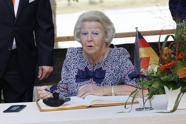 Prinzessin Beatrix von den den Niederlanden bei ihrem Besuch in der Geburtsstadt ihres verstorbenen Ehemannes Claus von Amsberg im niedersächssischen Htzacker am 6.09.2026 in Deutschland. Im Rahmen ihres Besuches stand eine Stadbesichtigung, Eintrag in das Goldene Buch und eine Königslinde Baumpflanzung in der Kleinstadt bei Hamburg auf dem Programm. Princess Beatrix of the Netherlands during her visit to Hitzacker, Lower Saxony- the birthplace of her late husband Claus von Amsberg- on September 6, 2026 in Germany. Her visit to the small town near Hamburg included a sightseeing tour, an entry in the Golden Book and the planting of a Royal Lime tree. Beatrix von den Niederlanden und ihre Soehne Koenig Willem-Alexander und Prinz Co