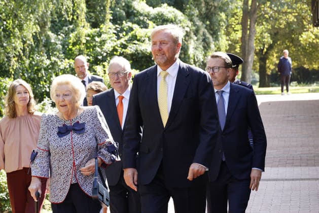 Prinzessin Beatrix von den den Niederlanden und ihre Soehne Koenig Willem-Alexander und Prinz Constantijn bei ihrem Besuch in der Geburtsstadt von Claus von Amsberg im niedersächssischen Htzacker am 6.09.2026 in Deutschland. Im Rahmen ihres Besuches stand eine Stadbesichtigung, Eintrag in das Goldene Buch und eine Königslinde Baumpflanzung in der Kleinstadt bei Hamburg auf dem Programm. Princess Beatrix of the Netherlands and her sons King Willem-Alexander and Prince Constantijn during their visit to Hitzacker, Lower Saxony- the birthplace of Prince Claus von Amsberg- on September 6, 2026 in Germany. Their visit to the small town near Hamburg included a sightseeing tour, an entry in the Golden Book and the planting of a Royal Li