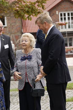 Prinzessin Beatrix von den den Niederlanden und ihr Sohn Koenig Willem-Alexander bei ihrem Besuch in der Geburtsstadt von Claus von Amsberg im niedersächssischen Htzacker am 6.09.2026 in Deutschland. Im Rahmen ihres Besuches stand eine Stadbesichtigung, Eintrag in das Goldene Buch und eine Königslinde Baumpflanzung in der Kleinstadt bei Hamburg auf dem Programm Princess Beatrix of the Netherlands and her son King Willem-Alexander during their visit to Hitzacker, Lower Saxony- the birthplace of her late husband Claus von Amsberg- on September 6, 2026 in Germany. Their visit to the small town near Hamburg included a sightseeing tour, an entry in the Golden Book and the planting of a Royal Lime tree. Beatrix von den Niederlanden u