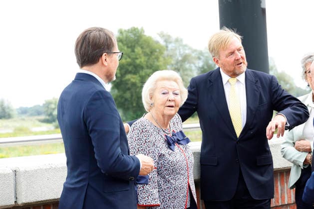 Prinzessin Beatrix von den den Niederlanden und ihre Soehne Koenig Willem-Alexander und Prinz Constantijn bei ihrem Besuch in der Geburtsstadt von Claus von Amsberg im niedersächssischen Htzacker am 6.09.2026 in Deutschland. Im Rahmen ihres Besuches stand eine Stadbesichtigung, Eintrag in das Goldene Buch und eine Königslinde Baumpflanzung in der Kleinstadt bei Hamburg auf dem Programm. Princess Beatrix of the Netherlands and her sons King Willem-Alexander and Prince Constantijn during their visit to Hitzacker, Lower Saxony- the birthplace of Prince Claus von Amsberg- on September 6, 2026 in Germany. Their visit to the small town near Hamburg included a sightseeing tour, an entry in the Golden Book and the planting of a Royal Li