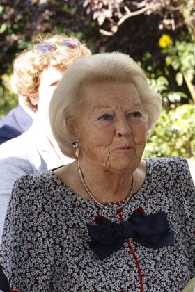 Prinzessin Beatrix von den den Niederlanden bei ihrem Besuch in der Geburtsstadt ihres verstorbenen Ehemannes Claus von Amsberg im niedersächssischen Htzacker am 6.09.2026 in Deutschland. Im Rahmen ihres Besuches stand eine Stadbesichtigung, Eintrag in das Goldene Buch und eine Königslinde Baumpflanzung in der Kleinstadt bei Hamburg auf dem Programm. Princess Beatrix of the Netherlands during her visit to Hitzacker, Lower Saxony- the birthplace of her late husband Claus von Amsberg- on September 6, 2026 in Germany. Her visit to the small town near Hamburg included a sightseeing tour, an entry in the Golden Book and the planting of a Royal Lime tree. Beatrix von den Niederlanden und ihre Soehne Koenig Willem-Alexander und Prinz Co