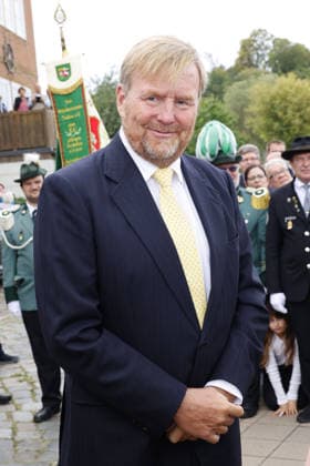 Koenig Willem-Alexander von den Niederlanden beim Besuch in der Geburtsstadt von seinem verstorbenen Vater Claus von Amsberg im niedersächssischen Htzacker am 6.09.2026 in Deutschland. Im Rahmen des Besuches stand eine Stadbesichtigung, Eintrag in das Goldene Buch und eine Königslinde Baumpflanzung in der Kleinstadt bei Hamburg auf dem Programm King Willem-Alexander of the Netherlands during the visit to Hitzacker, Lower Saxony- the birthplace of his deceased father Prince Claus von Amsberg- on September 6, 2026 in Germany. His visit to the small town near Hamburg included a sightseeing tour, an entry in the Golden Book and the planting of a Royal Lime tree. Beatrix von den Niederlanden und ihre Soehne Koenig Willem-Alexander u